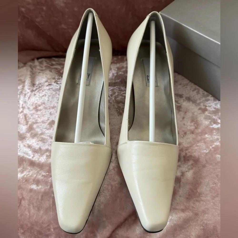 💥DKNYC Cream Leather Pumps - Picture 2 of 8